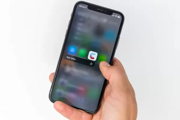 Die Corona-App teilen und sich selbst, Freunden und Familie vor einer Ansteckung zu schützen