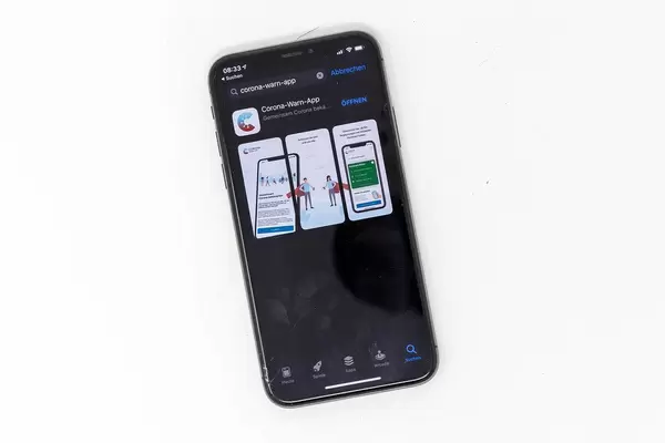 Die deutsche Corona-Warn-App: in den App Stores von Google und Apple  zum Download verfügbar