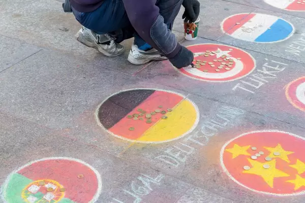 Die Deutsche Flagge mit Kreide auf dem Pflaster des Platzes am Kölner Dom