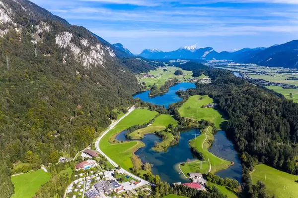 Die drei Badeseen Kramsachs in Tirol: Reintalersee, Buchsee, Krummsee. Drohnenaufnahme