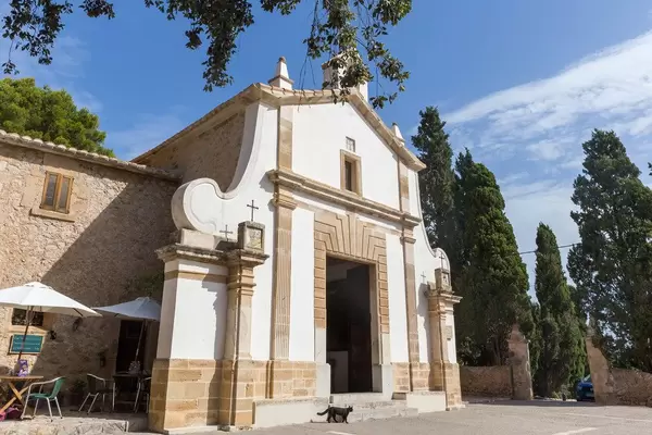 Die Eglésia del Calvari auf dem Kalvarienberg in Pollença. Kapelle auf Mallorca