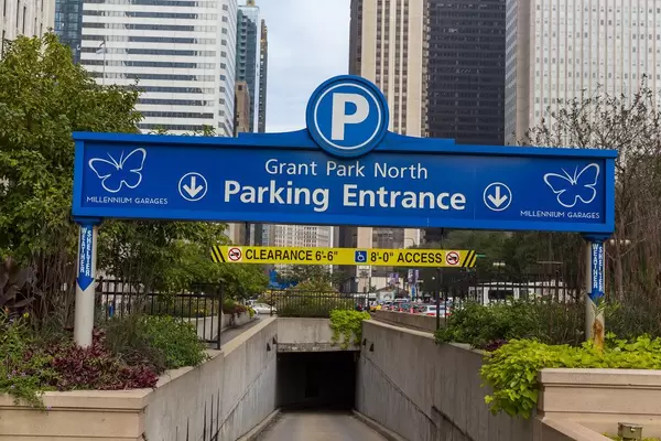 Die Einfahrt zum Grant Park North Tiefgarage in Chicago