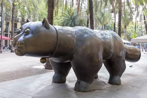 Die El Gat del Raval - Katzenstatue des Kolumbianers Fernando Botero, steht im Stadtteil Raval in Barcelona, Spanien