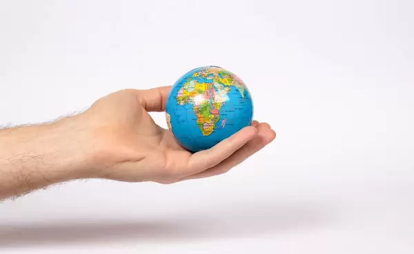 Die Erde in einer Hand - Globus