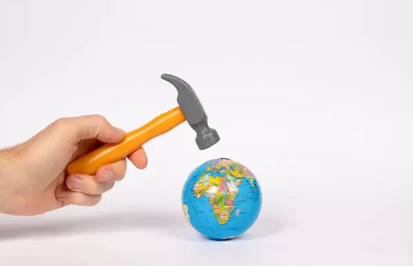 Die Erde unterm Hammer auf weißem Hintergrund