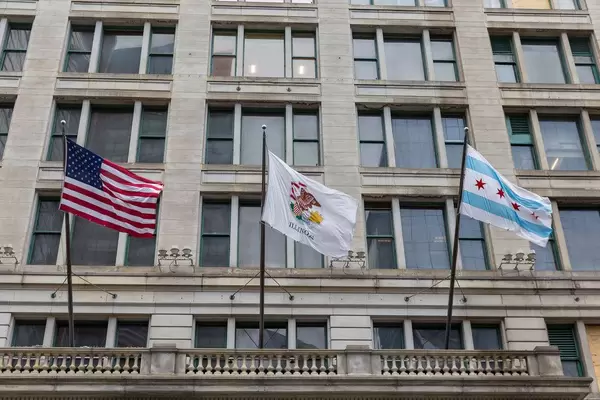 Die Fahnen der USA, des US-Bundesstaates Illinois und der Stadt Chicago wehen im Wind