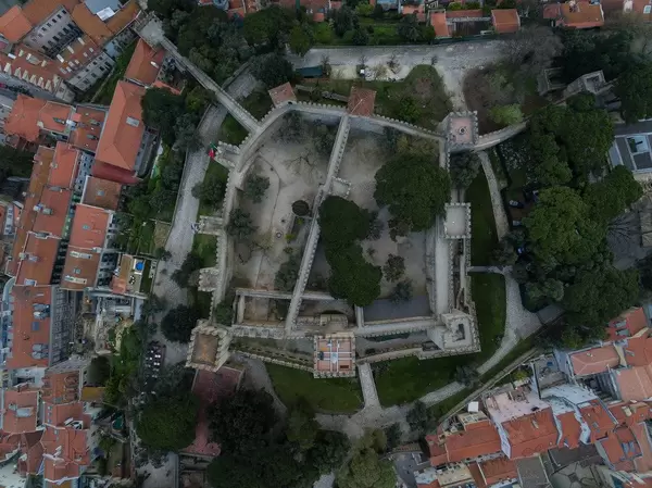 Die Festung Castelo de São Jorge in Lissabon, Portugal aus der Vogelperspektive (Drohnenfoto)