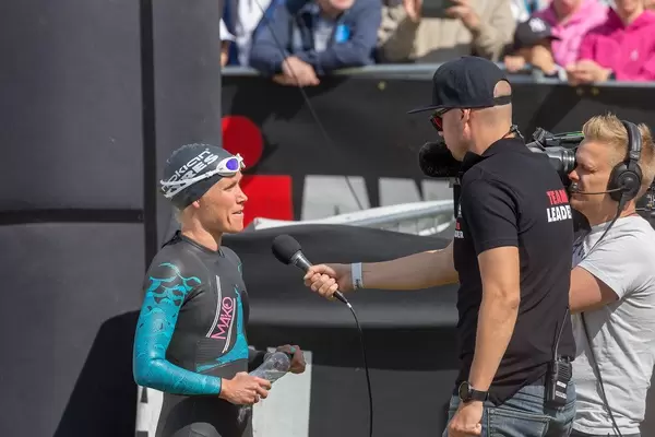 Die finnische Profi-Athlethin Kaisa Sali vor dem Start des Ironman Triathlon in Lahti, beim Interview mit einem Fernsehteam