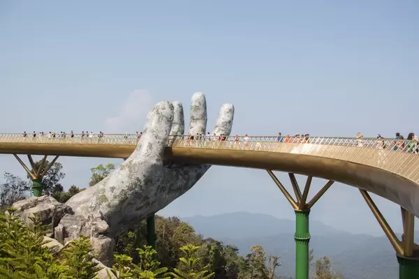Die Fußgängerbrücke "Goldene Brücke", auch Handbrücke genannt, in Da Nang, Vietnam