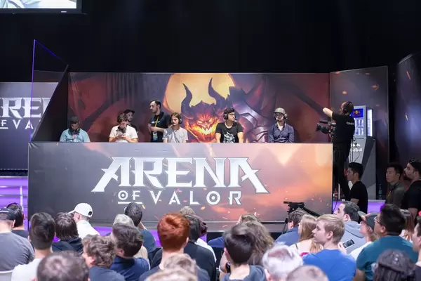Die Gamescom-Besucher lernen das Spiel Arena of Valor im Match mit eSport-Stars kennen