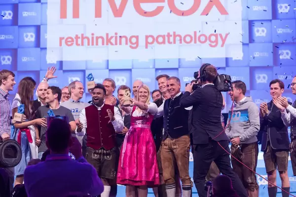 Die Gewinner des Bits & Pretzels Start Up Pitch feiern ihren Sieg