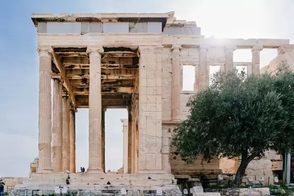 Die gigantischen Säulen der Akropolis, im Vergleich zu der Größe von Besuchern