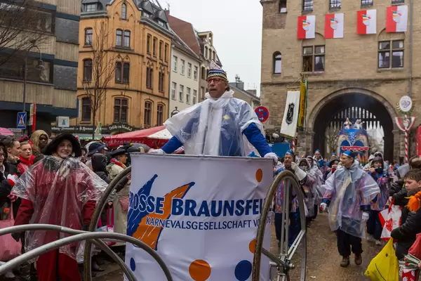 Die Grosse Braunsfelder Karnevalsgesellschaft v. 1976 beim Rosenmontagsumzug am Severinstorburg in Köln