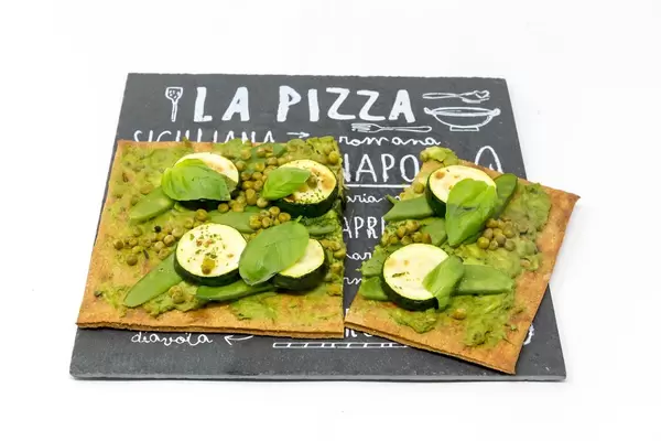 Die grüne von Lizza  - Vegane Pizza mit Boden aus Chia und Leinsamen mit Zucchini, Erbsen und grünen Bohnen auf Pizzeriaschild