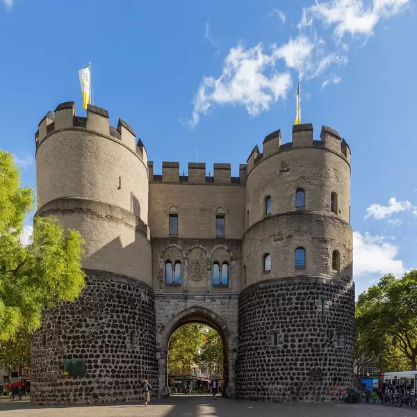 Die Hahnentorburg am Rudolfplatz in Köln an einem sonnigen Tag
