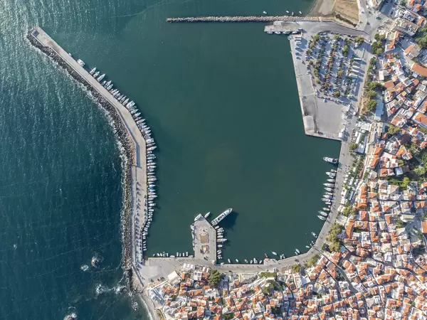 Die historische Altstadt und der Hafen von Skopelos im Südosten der griechischen Insel. Luftbild