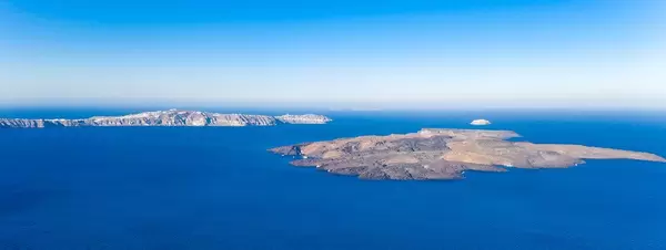 Die Insel von Nea Kameni und die Halbinsel Akrotiri in der Ägäis. Drohnenaufnahme