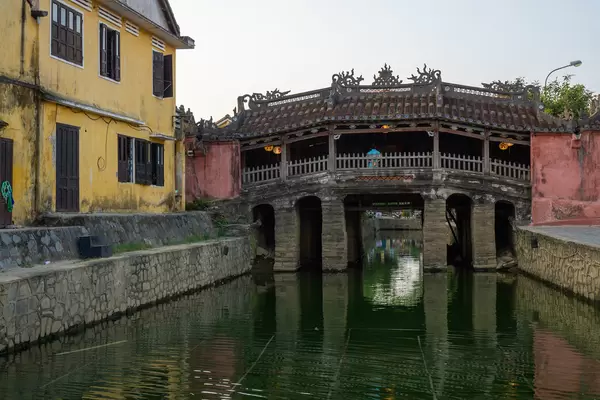 Die Japanische Brücke in der Altstadt mit roten leuchtenden Laternen als das Wahrzeichen von Hoi An, Vietnam
