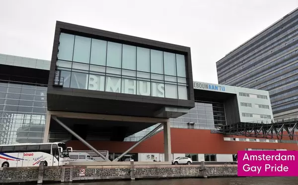 Die Jazzkonzerthalle Bimhuis im Norden der niederländischen Hauptstadt, neben dem Text Amsterdam Gay Pride
