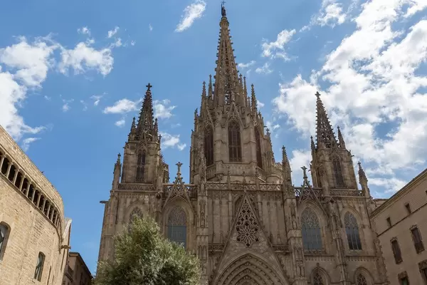 Die Kathedrale "La Catedral de la Santa Creu i Santa Eulàlia" im gotischen Stil am Pla de la Seu im Erzbistum Barcelona, Spanien