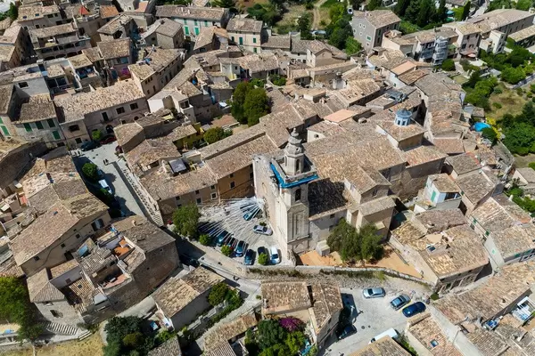 Die Kirche Sant Bartolomeu in Valldemossa mit Dekorationen vor dem Eingang. Luftaufnahme