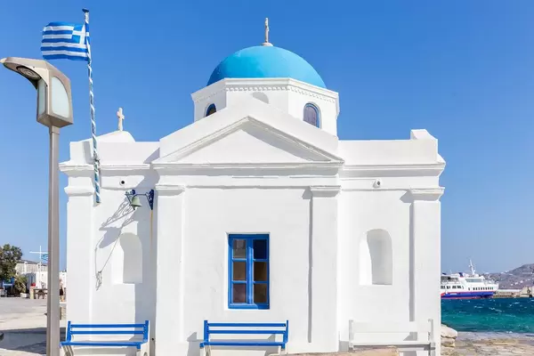 Weiße Kirche mit blauer Kuppel in Agios Nikolaos, Mykonos