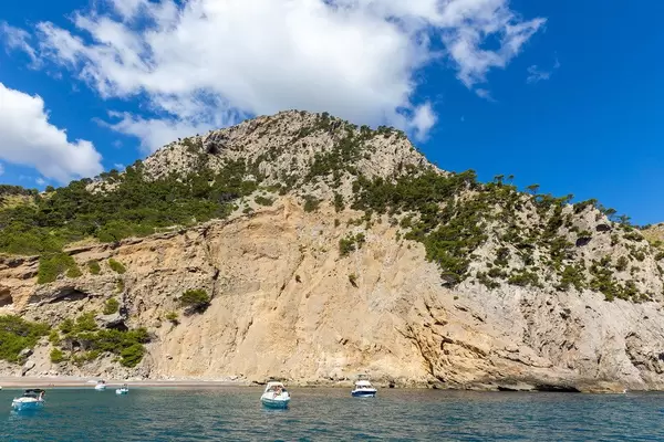 Die Klippen neben der schwer zugänglichen Bucht von Platja des Coll Baix bei Alcúdia auf Mallorca