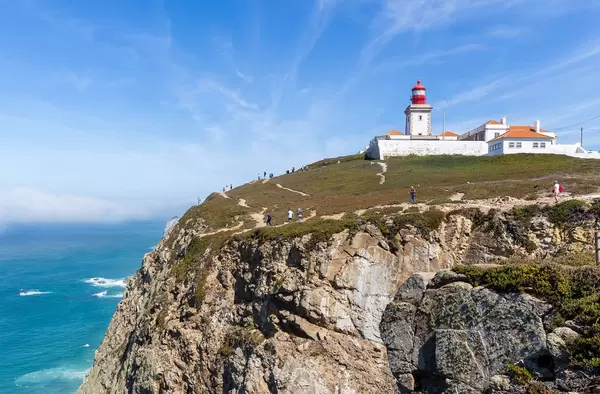 Die Klippen unter dem Leuchtturm am Cabo da Roca