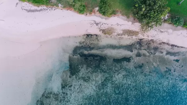 Die Küste von Punta Bulata in den Philippinen aus der Vogelperspektive