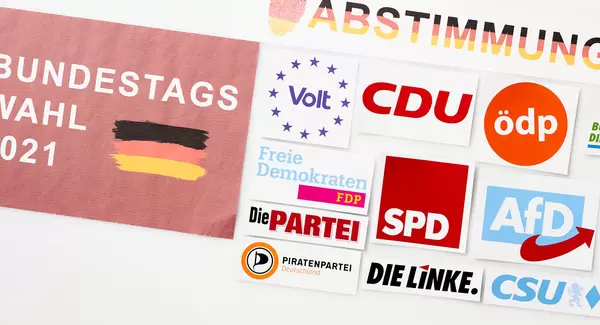 Die Logos der Parteien, die an der Bundestagswahl in Deutschland 2021 teilnehmen werden