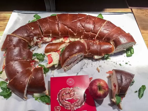 Die Maxibreze - Brezel belegt mit Käse und Wurstspezialitäten