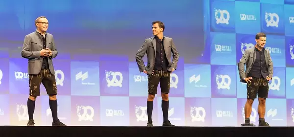 Die Messegründer der Bits & Pretzels Konferenz: Bernd Storm van's Gravesande, Andreas Bruckschloegl & Felix Haas in Lederhosen auf der Bühne
