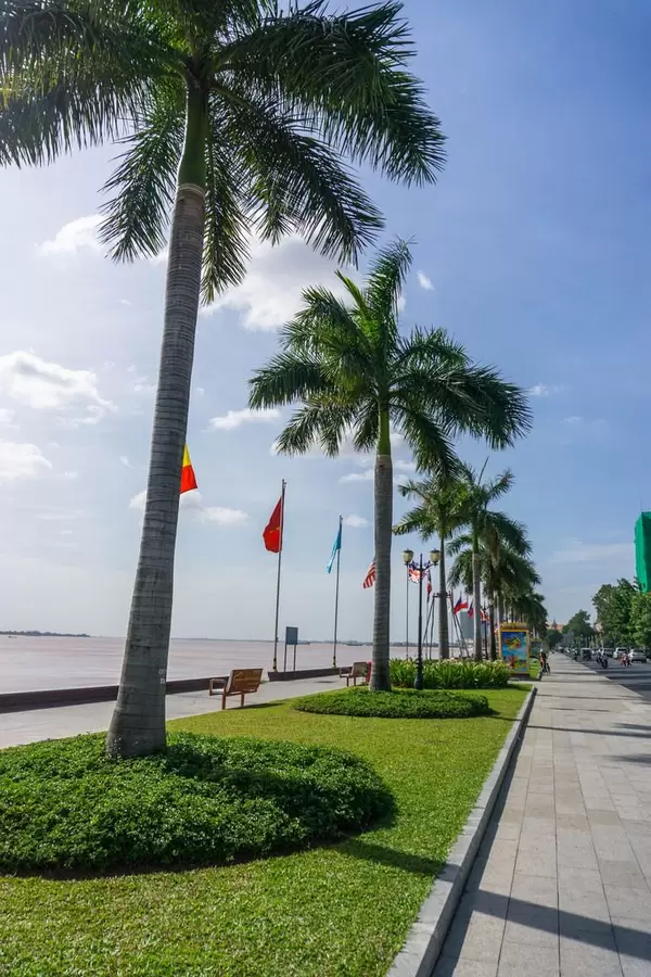 Die mit Palmen bewachsene Promenade am Mekong Fluss in Phnom Penh