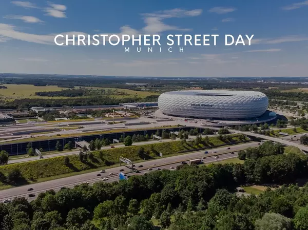 Die Münchner Allianz-Arena als Hintergrundbild für den Titel "Christopher Street Day Munich", um für LGBT-Rechte bei der CSD-Parade zu demonstrieren