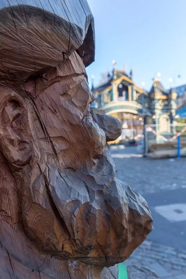 Die Nase eines Holz-Zwerges im Profil