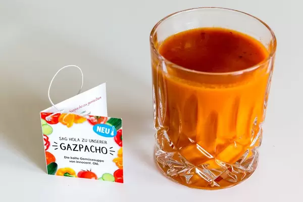 Die neue Gemüsesuppe "Gazpacho" von Innocent in ein Glas gefüllt, enthalt Weißweinessig, Knoblauch, Zwiebeln, Zitronen, Tomaten, rote Paprika und Gurke