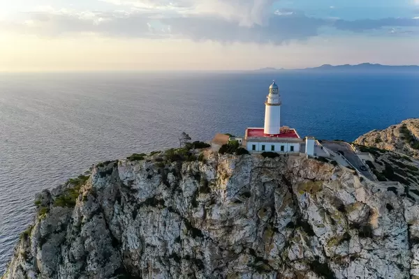 Die nördlichste Spitze Mallorcas: der Leuchtturm von Cap de Formentor. Drohnenaufnahme