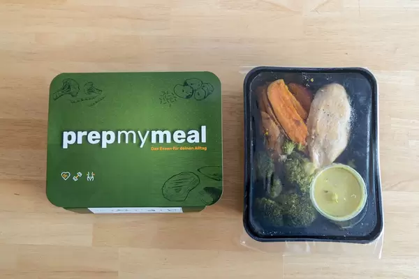 Die Prep My Meal Abnehm-Box mit Hähnchenbrust, Broccoli und Süßkartoffeln in der Verpackung