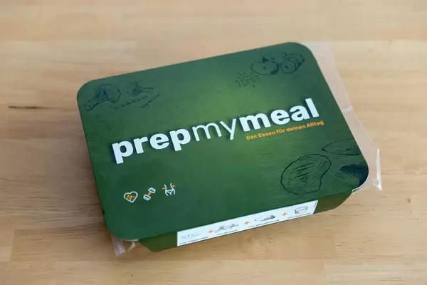 Die Prep My Meal Abnehm-Box mit Hühnerbrust, Süßkartoffeln und Brocolli in der Verpackung