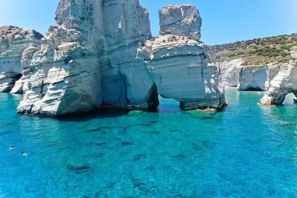 Die Räuberbucht von Kleftiko auf Milos mit vulkanischen Felsformationen und türkisem Wasser