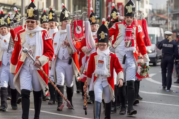 Die Roten Funken zu Fuß beim Rosenmontagszug - Kölner Karneval 2018