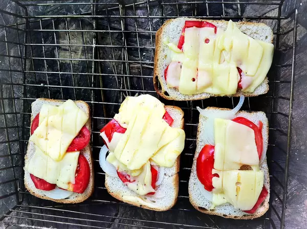Die Sandwiches auf dem Grill