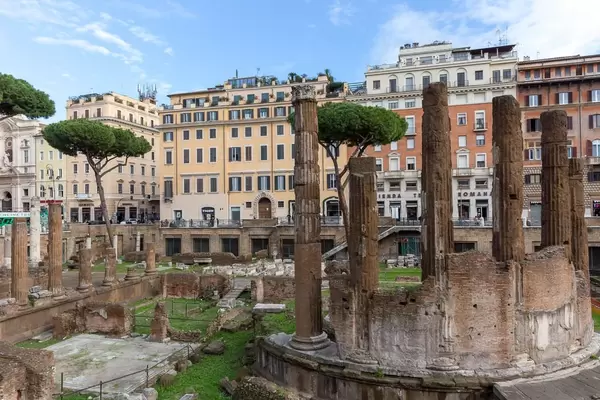 Die Säulen der Largo di Torre Argentina in Rom vor Gebäuden der Altstadt
