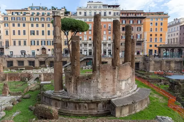 Die Säulen der Largo di Torre Argentina Ruine in Rom