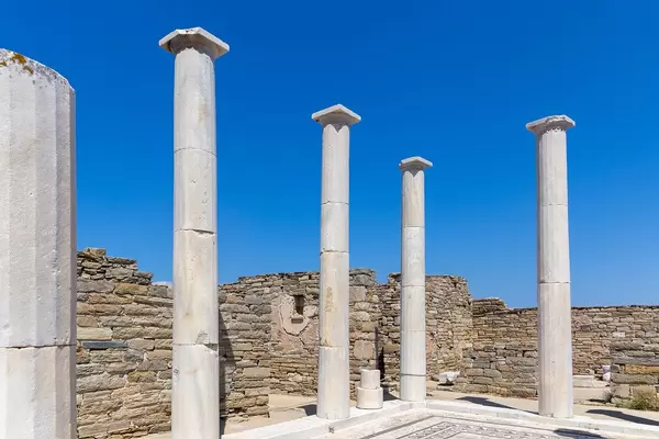 Die Säulen des Hauses der Kleopatra, berühmt für die einzigartigen Statuen, auf Delos, Griechenland