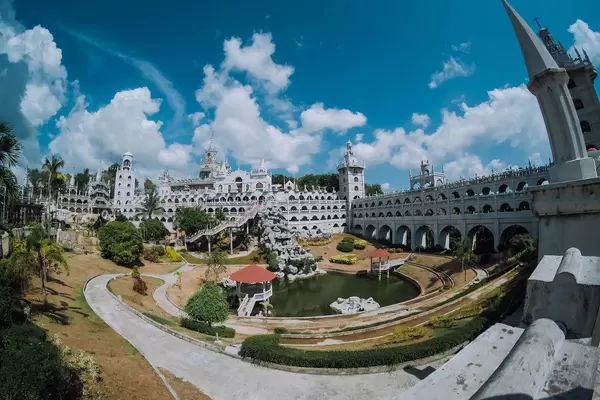 Die Schlossähnliche Pilgerstätte "Simala Kirche" auf den Philippinen in der Fischaugen-Ansicht