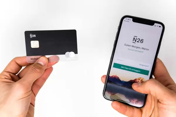 Die Schwarze Bankkarte des deutschen N26 Banks mit dem dazu gehörigen Mobil-Applikation
