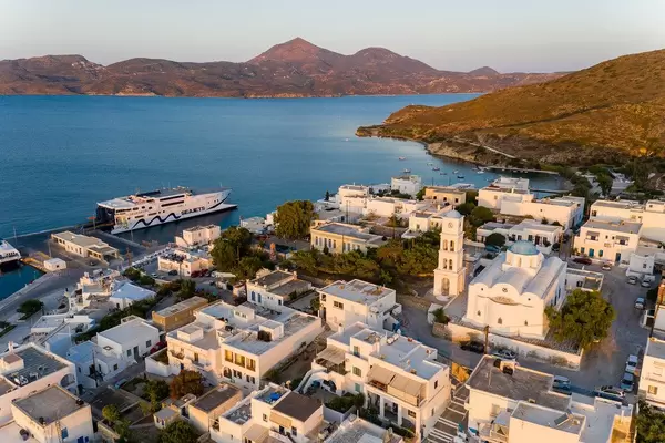 Die Seajets Fähre und die Hafenstadt Adámas auf Milos in Griechenland: Drohnenaufnahme