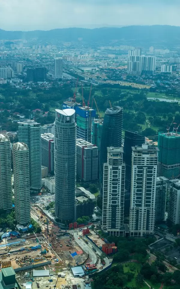 Die Sicht auf Kuala Lumpur von den Petronas Türmen aus