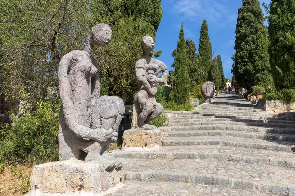 Die Skulpturen von Joan Bennàssars Ausstellung auf der Freitreppe zum Kalvarienberg von Pollença